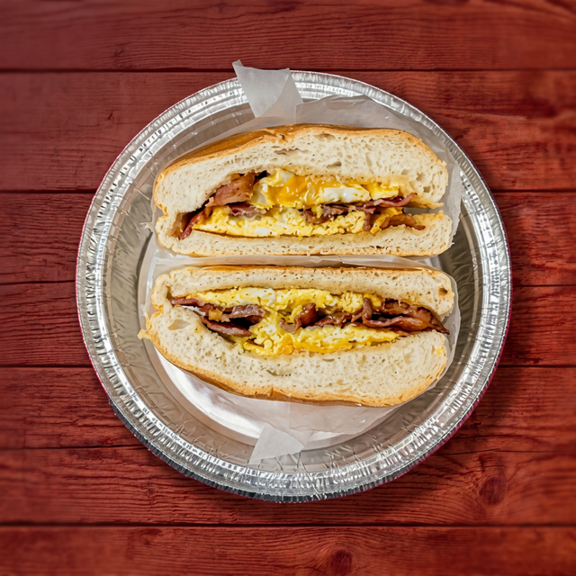 Pork Bacon & Egg Sandwich (Sándwich de Tocino de Cerdo y Huevo).